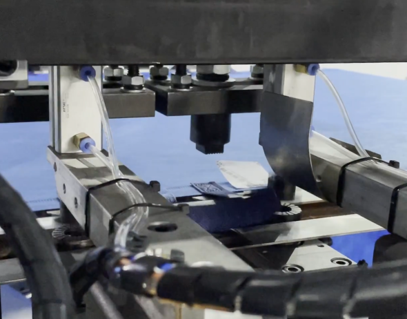 單張無紡布立體袋制袋機——高效率、高品質(zhì)、環(huán)保的制袋解決方案